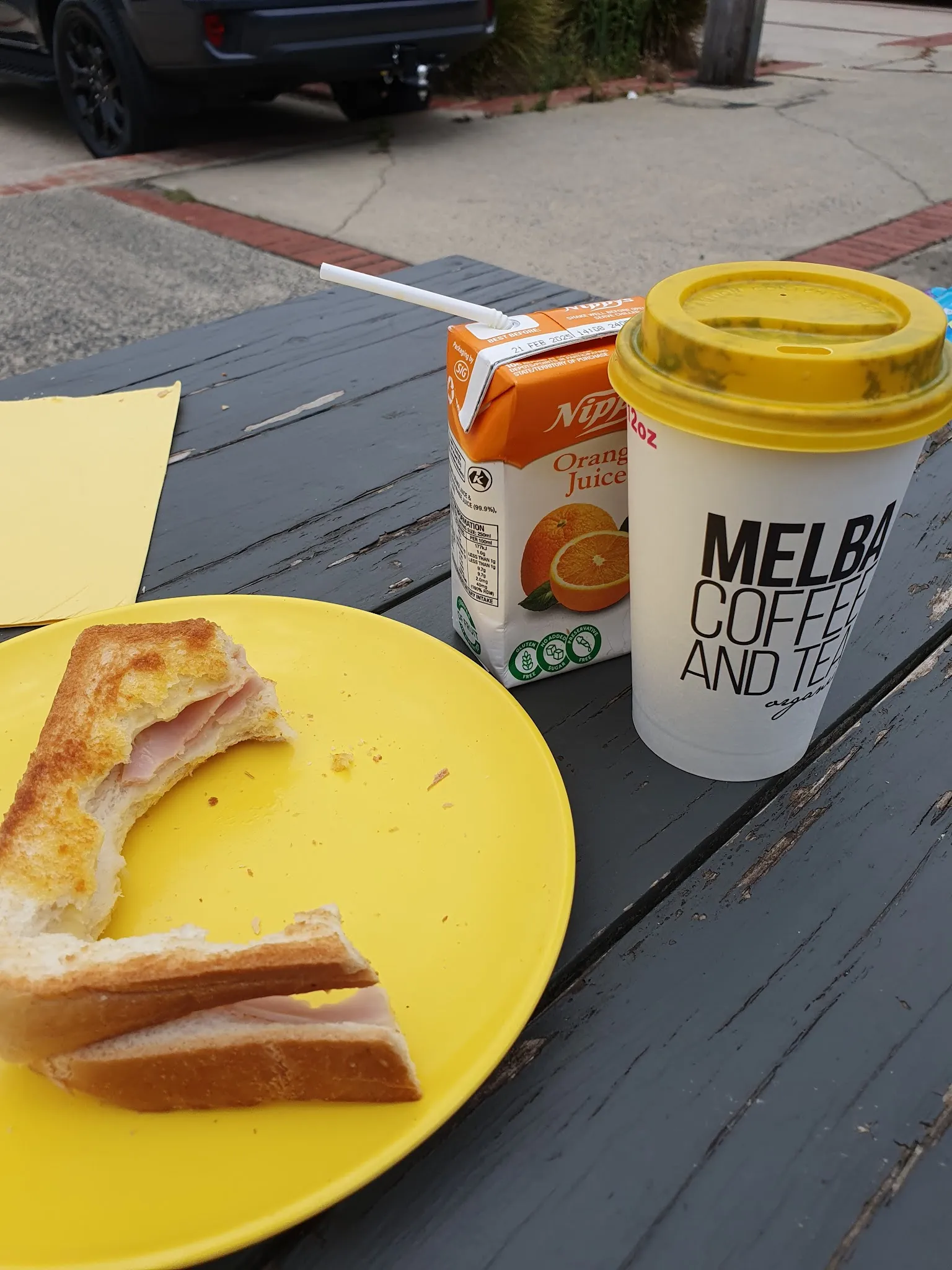 Toastie, coffee and fresh juice on the picnic table: the full roadside spread